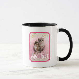 Süße Kätzchen in den Tiaras und im rosa funkeln Tasse
