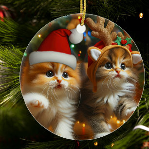 Süße Kätzchen mit Weihnachtsmann und Rentierhüten Keramik Ornament