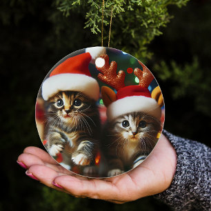Süße Kätzchen mit Weihnachtsmann und Rentierhüten Keramik Ornament