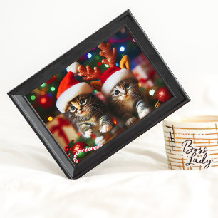 Süße Kätzchen mit Weihnachtsmann und Rentierhüten Poster