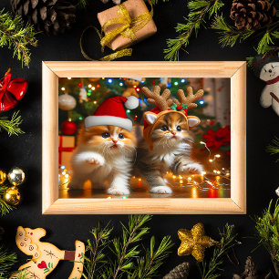 Süße Kätzchen mit Weihnachtsmann und Rentierhüten Poster