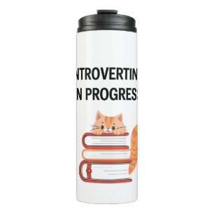 Süße Katze auf Büchern "Introvertierter in Ausbild Thermosbecher