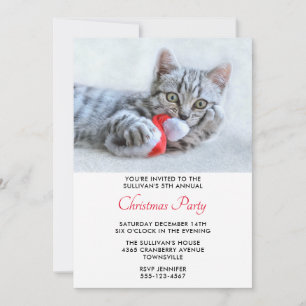 Süße Katze beißt in einen roten Weihnachtsmann-Hut Einladung
