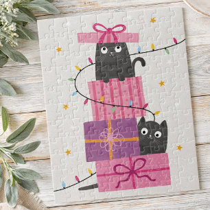 Süße Katze mit Lichtern und Weihnachtsgeschenken
