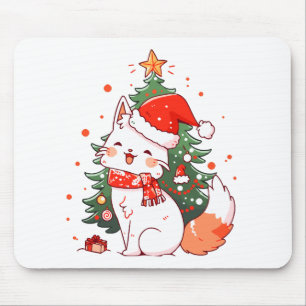 Süße Katze mit Santa-Hut neben dem Weihnachtsbaum Mousepad