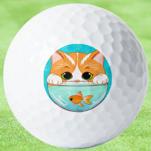 Süße Katze schaut in die Goldfisch-Schale Golfball