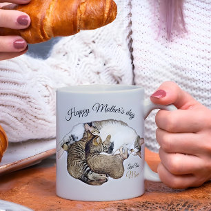 Süße Katzenmutter pflegt ihre kleinen Kätzchen, in Kaffeetasse