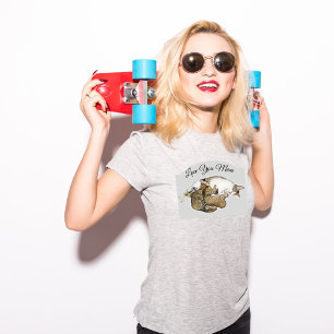 Süße Katzenmutter stillt ihre kleinen Kätzchen  T-Shirt