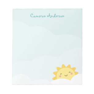 Süße kawaii Sonne auf Wolkenhintergrund mit Namens Notizblock