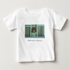Süße kleine Mädchen an einem Fenster Baby T-shirt