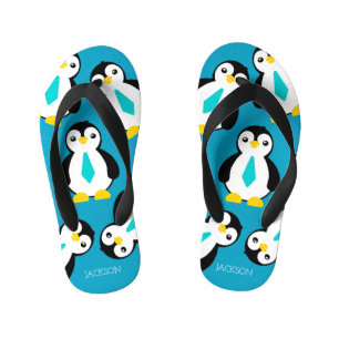 Süße kleine Pinguin-Jungen mit blauen Schlipsen Kinderbadesandalen