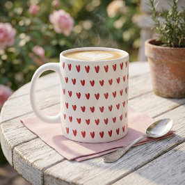Süße kleine rote Herzen im All-Over-Print Kaffeetasse