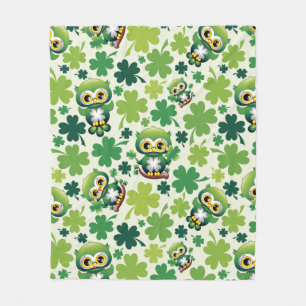 Süße kleine St. Patrick Cartoon-Eule Fleecedecke