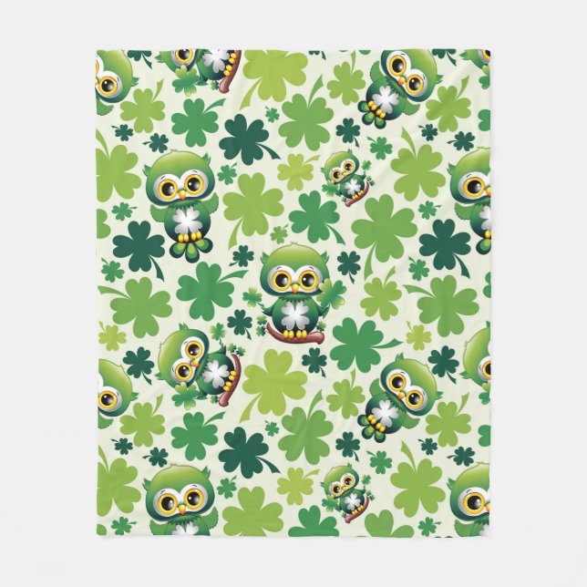 Süße kleine St. Patrick Cartoon-Eule Fleecedecke (Vorderseite)