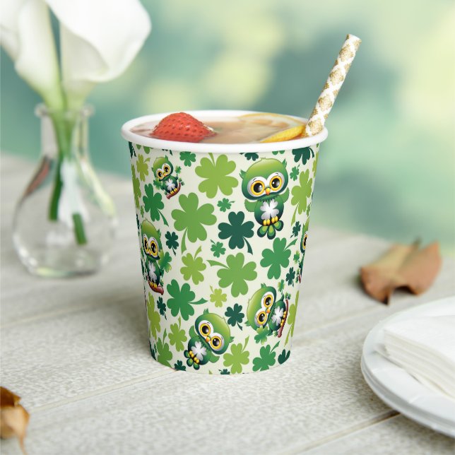 Süße kleine St. Patrick Cartoon-Eule Pappbecher (In Situ)