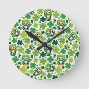 Süße kleine St. Patrick Cartoon-Eule Runde Wanduhr