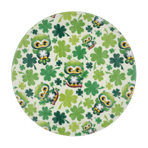 Süße kleine St. Patrick Cartoon-Eule Schneidebrett
