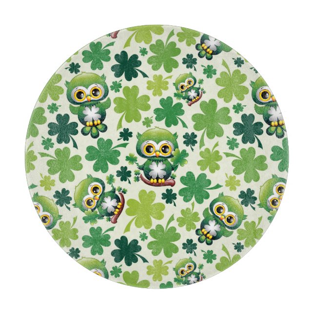 Süße kleine St. Patrick Cartoon-Eule Schneidebrett (Vorderseite)