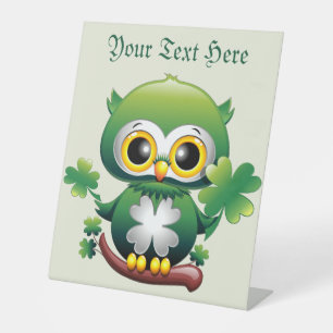 Süße kleine St. Patrick Cartoon-Eule Sockelschild