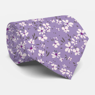 süße kleine weiße violette Blume mit blauem Hinter Krawatte