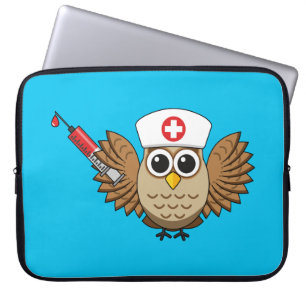 Süße Krankenpfleger-Eule mit Spritze Cartoon Laptopschutzhülle