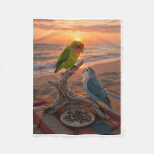 Süße Liebesvögel am Strand während des Sonnenunter Fleecedecke