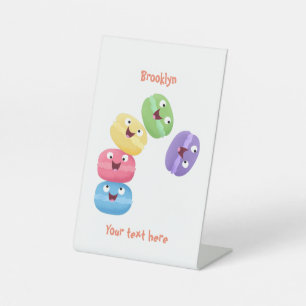 Süße lustige Macarons Cartoon-Illustration Sockelschild