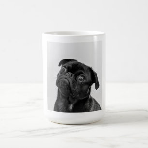 Süße lustige Schwarz-Weiß-Foto von einem Mops Kaffeetasse