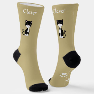 Süße lustige Tuxedo-Katze & Pfoten auf hellbeigem  Socken