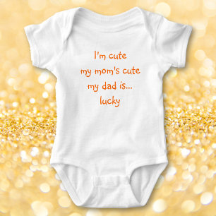 Süße Mama Glücklicher Papa Neugeborenes Baby Mädch Strampler