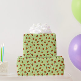 Süße Marienkäfer Oster Muster auf hellgrün Geschenkpapier