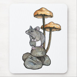Süße Maus steht auf Felsen mit Pilzen Mousepad