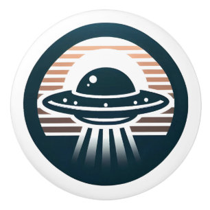 Süße minimalistische UFO-Jungen bei Sonnenuntergan Keramikknauf