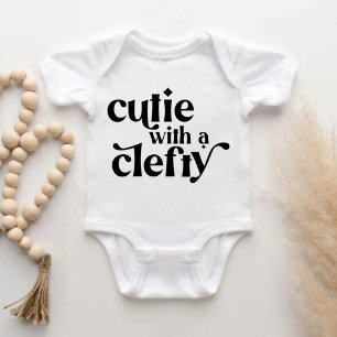 Süsse mit einem sauberen Baby Bodysuit-Shirt Strampler