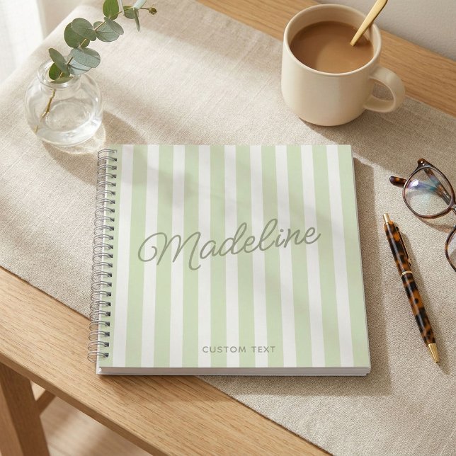 Süße moderne personalisierte hellgrün gestreifte notizbuch (Personalized spiral notebook with soft sage green and white vertical stripes.)