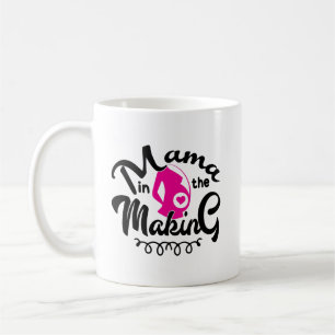 Süße Mutti macht Schwangerschaftsankündigung Kaffeetasse