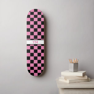 Süße Namensinitialen Kariert Schwarz und Rosa Skateboard