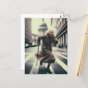 Süße Oma auf der Flucht in der Stadt Postkarte
