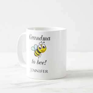Süße Oma, um Kaffeetasse Biene