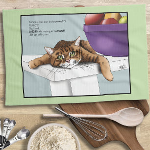 Süße orange getigerte Katze genießt lustiges Warte Geschirrtuch