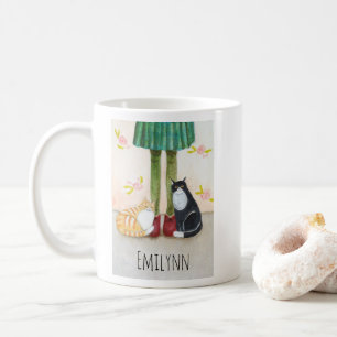 Süße orange Tabby- und Tuxedo-Katze mit individuel Kaffeetasse