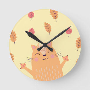 Süße orangefarbene Katze spielt im Herbstlaub Runde Wanduhr