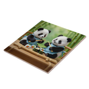 Süße Pandabärenjungen bereiten Sushi zu Fliese