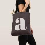 Süße Pastell-Erige-Braun-Monogramm-Retro-Buchstabe Tasche<br><div class="desc">Diese stylische Tasche zeigt dein Monogramm in Retro-Schrift auf einem warmen,  erdigen braunen Hintergrund. Eine großartige Geschenkidee!</div>