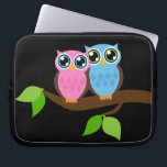 Süße romantische Eulen Laptopschutzhülle<br><div class="desc">Zwei Eulen gehockt auf einer Niederlassung.</div>