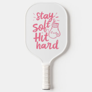 Süße rosa Bleib weich Schlag hart Typografie Pickleball Schläger