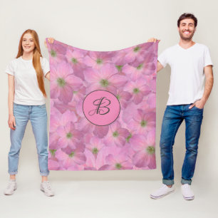 Süße rosa Blumen mit kundenspezifischem Monogram Fleecedecke