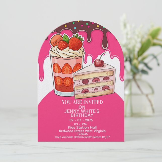 Süße rosa Erdbeertorte Kinsthema Einladung (Stehend Vorderseite)