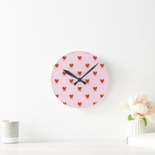 Süße rote Herzen Nahtloses Liebesmuster auf Rosa Runde Wanduhr