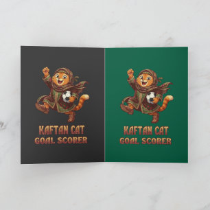 Süße rote Katze im traditionellen Kaftan spielt Fu Karte
